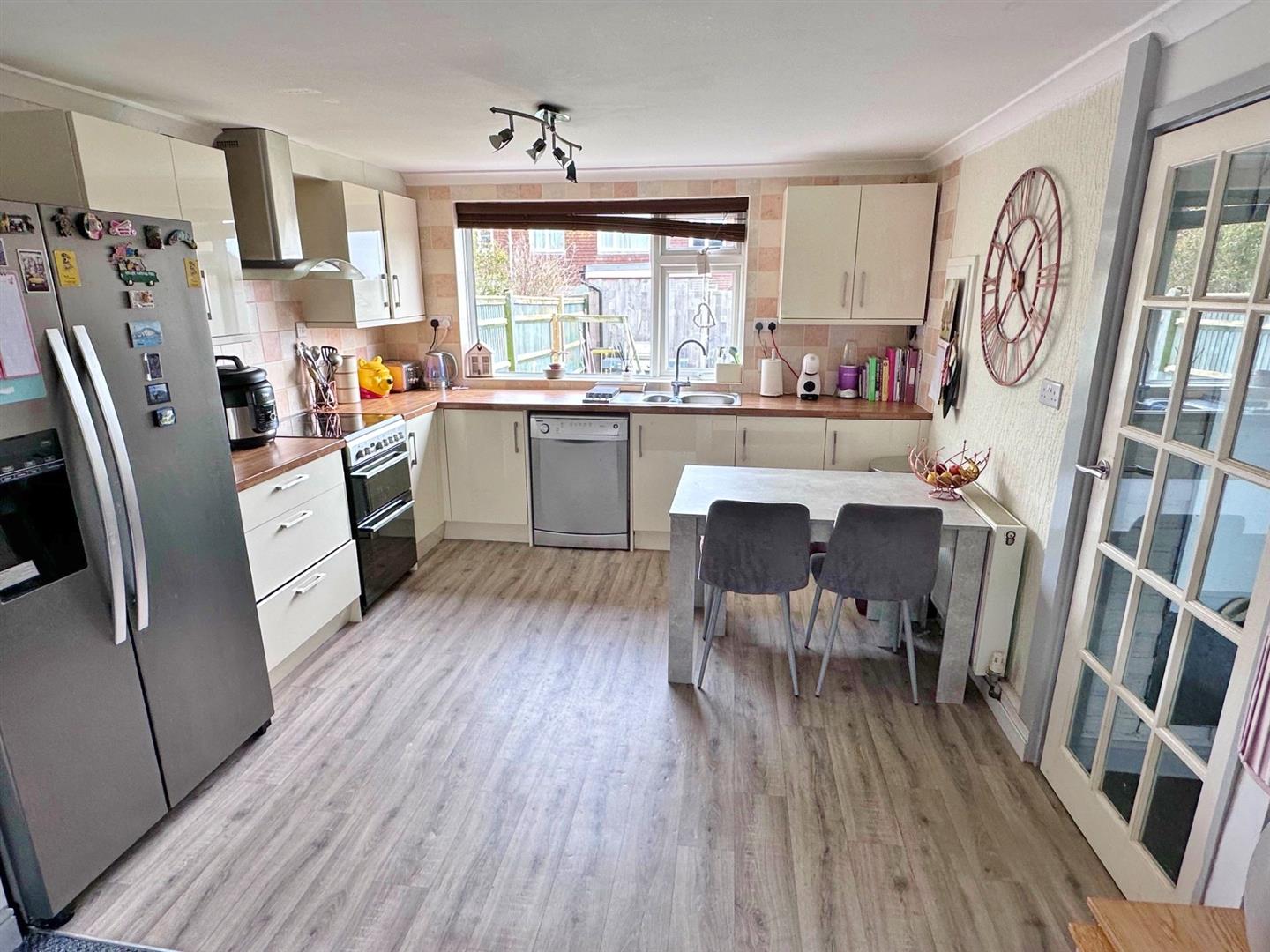 3 Bedroom House - End Terrace. Faversham Road in Eastbourne, East Sussex 4